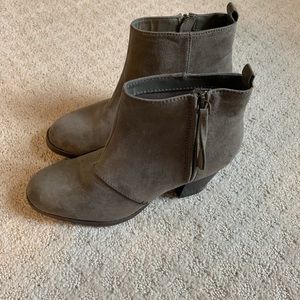 Barely worn women’s size 8 boot